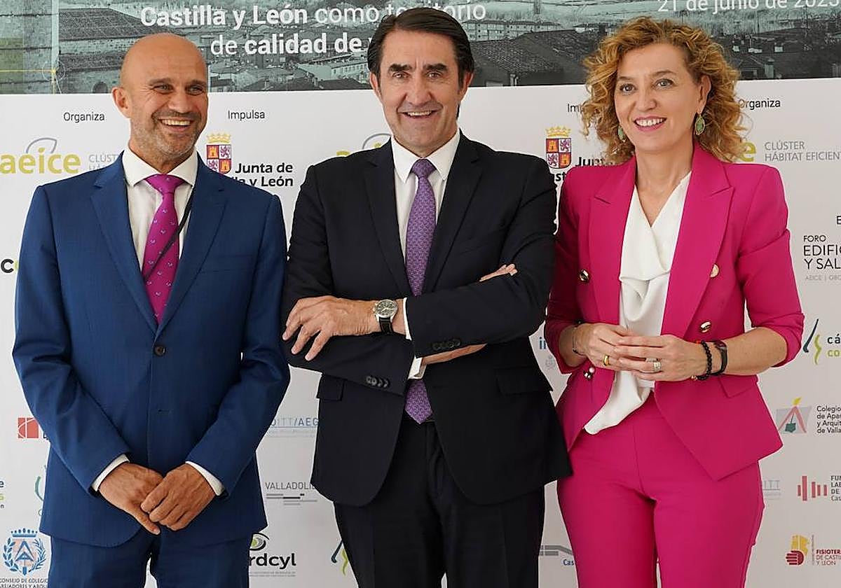 El consejero de Medio Ambiente, Vivienda y Ordenación del Territorio, Juan Carlos Suárez-Quiñones; la directora general de Vivienda, Arquitectura, Ordenación del Territorio y Urbanismo, María Pardo, y el presidente de AEICE, Ricardo Fortuoso, en la clausura institucional del congreso Mini Life Hábitat 2023.