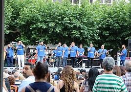 Una plaza de las Cortes Leonesas llena disfruta del concierto del coro