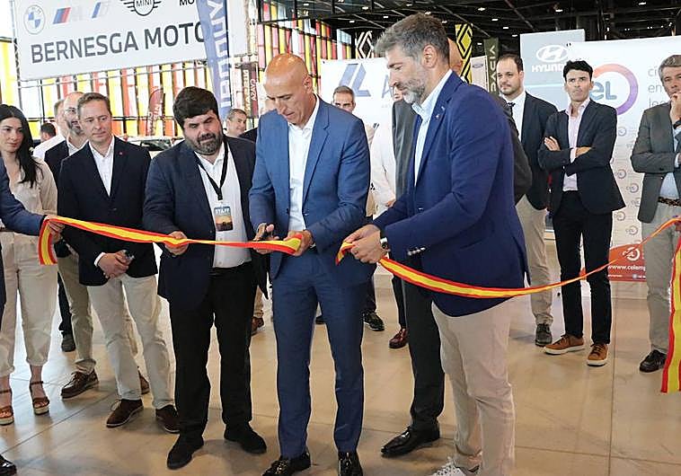 Inauguración oficial de la feria con el simbólico corte de cinta.