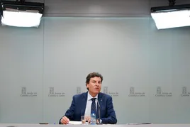 El consejero de Economía y Hacienda y portavoz de la Junta, Carlos Fernández Carriedo durante la rueda de prensa