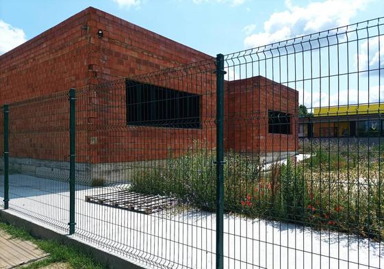 Imagen de las obras en la parte de atrás del colegio de Sariegos.