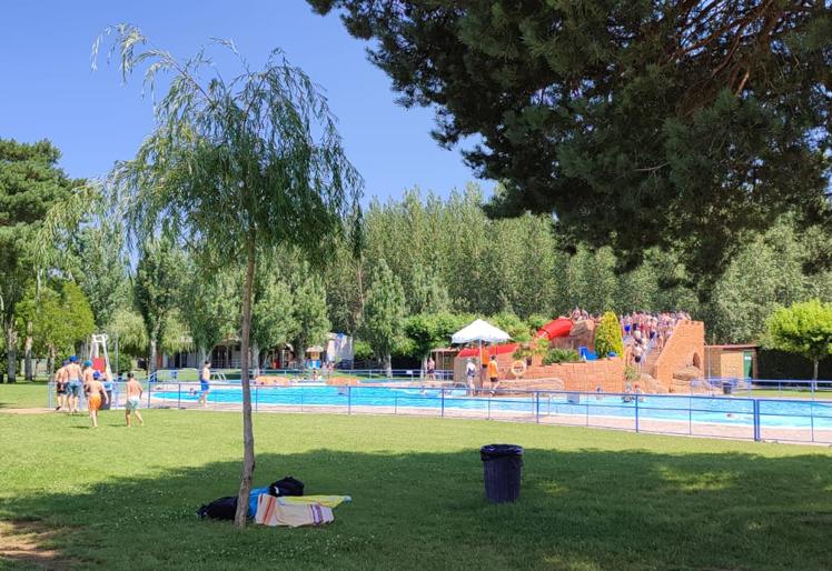 Imagen principal - Valencia de Don Juan abre sus piscinas para hacer frente a la ola de calor