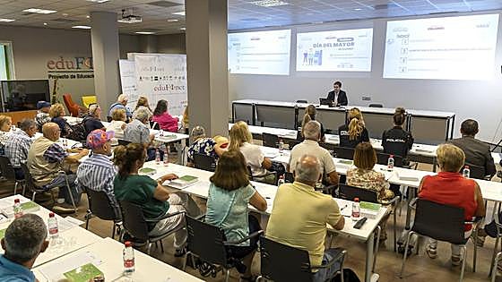 El Proyecto Edufinet de Unicaja impulsa la inclusión financiera y digital de personas mayores a través de la iniciativa 'Embajadores de Edufinet'