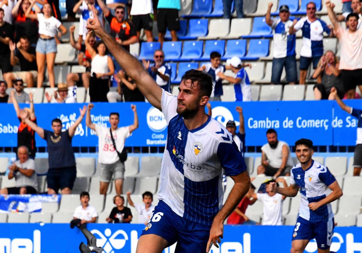 Sergi García celebra un gol con el Sabadell durante la temporada 2022/2023.