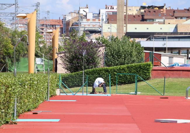 Últimos retoques en las piscinas.