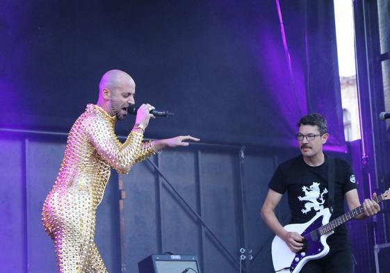 Catalina Grande Piñon Pequeño (Benavides del Órbigo) revienta la plaza de San Marcelo con un concierto ácido y plagado de referencias a la tierra