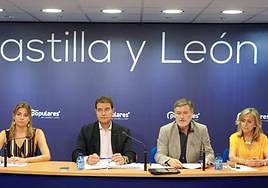 El secretario general del PPCyL, Francisco Vázquez, y el coordinador de dicho Comité, Ángel Ibáñez, informan de la constitución del Comité de Campaña.