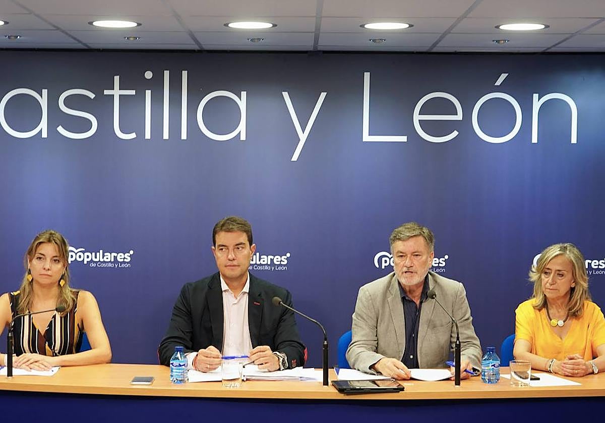 El secretario general del PPCyL, Francisco Vázquez, y el coordinador de dicho Comité, Ángel Ibáñez, informan de la constitución del Comité de Campaña.