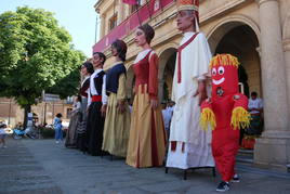 Los gigantes y cabezudos llenan de música y baile las rúas de León con el tradicional pasacalles de las Fiestas de San Juan y San Pedro