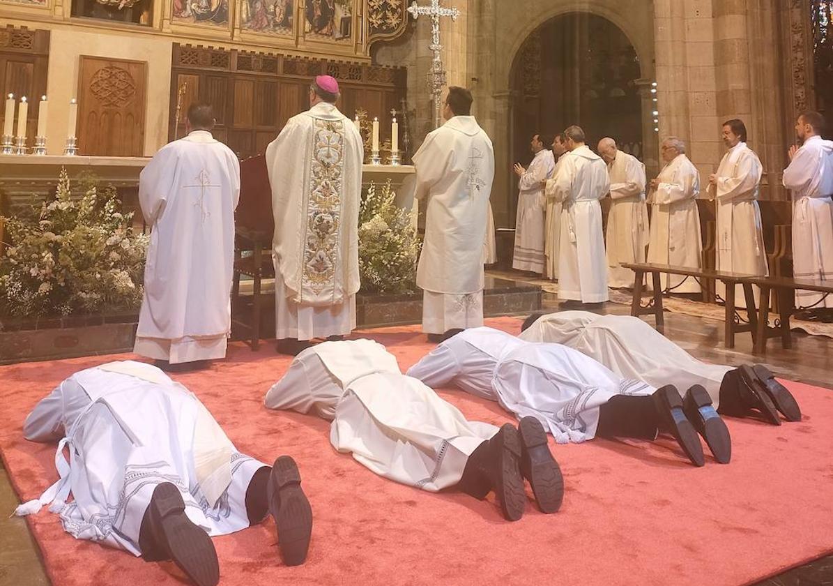 Ordenación sacerdotal de cuatro religiosos en la Catedral de León.