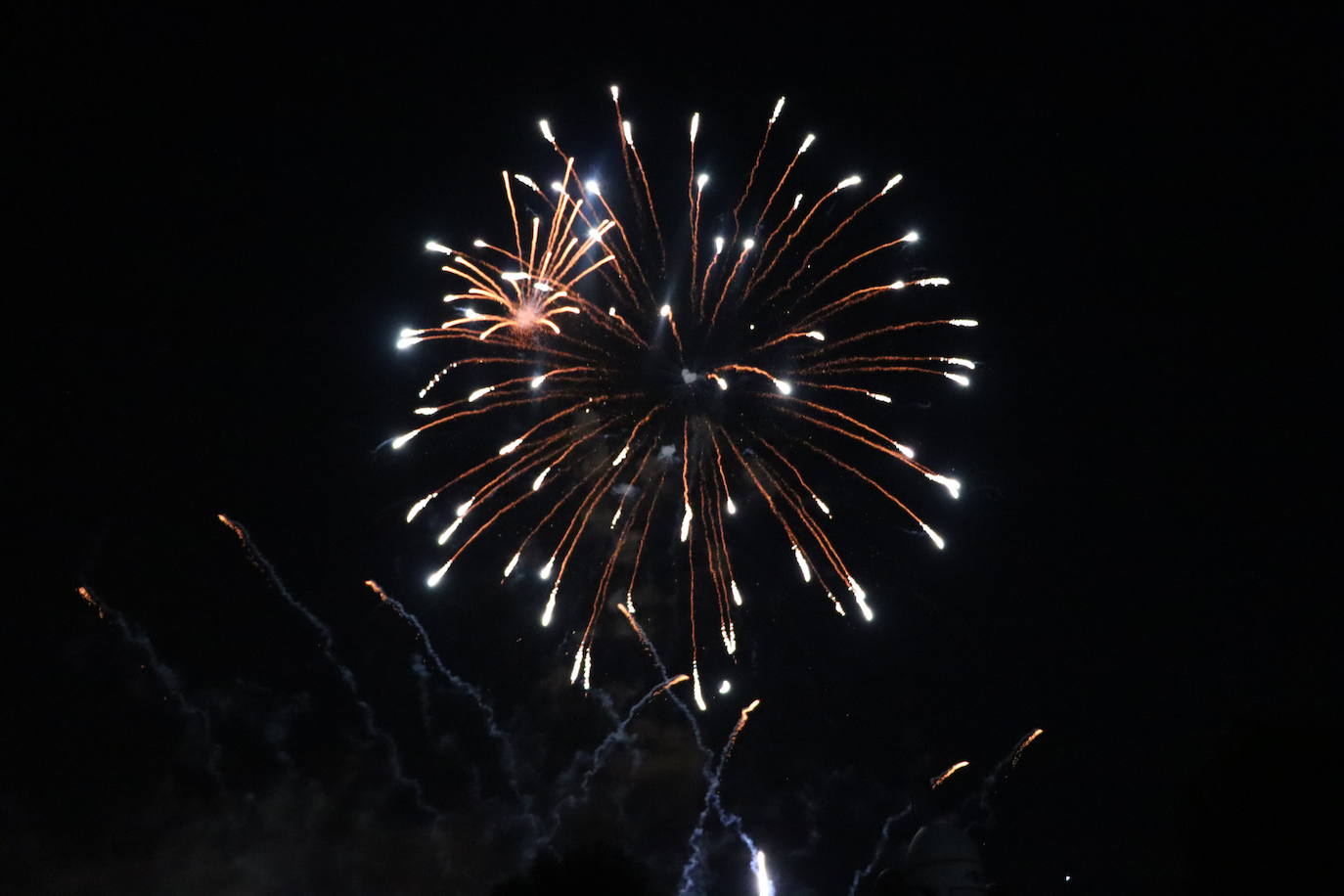 La pólvora ilumina la leonesa noche de San Juan