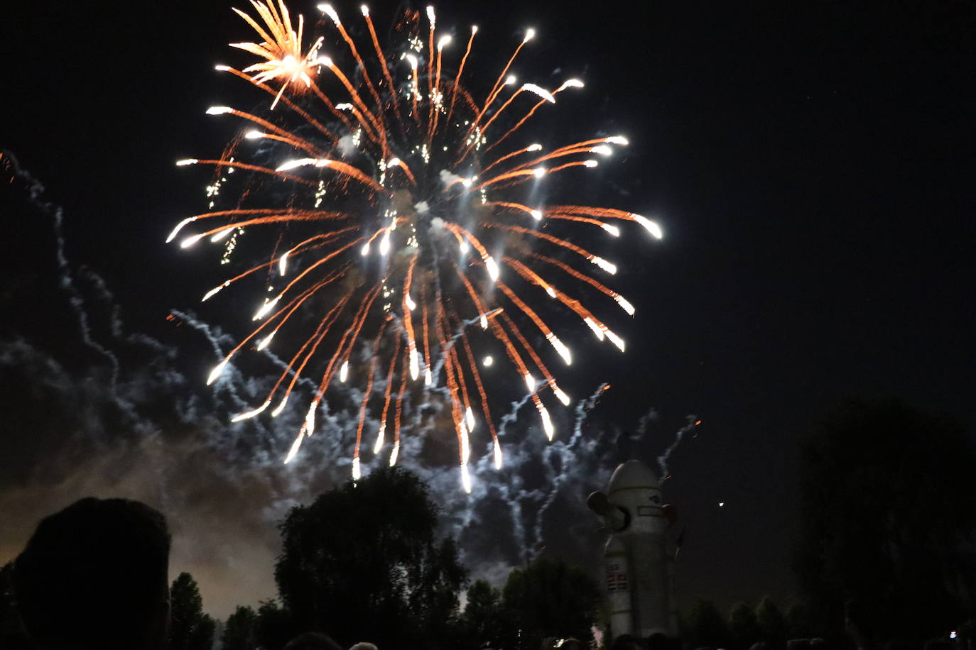 La pólvora ilumina la leonesa noche de San Juan