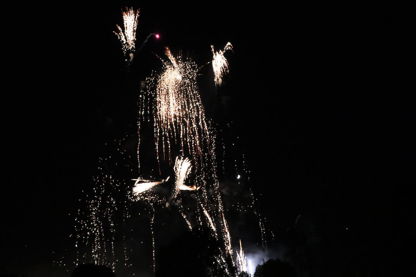 La pólvora ilumina la leonesa noche de San Juan