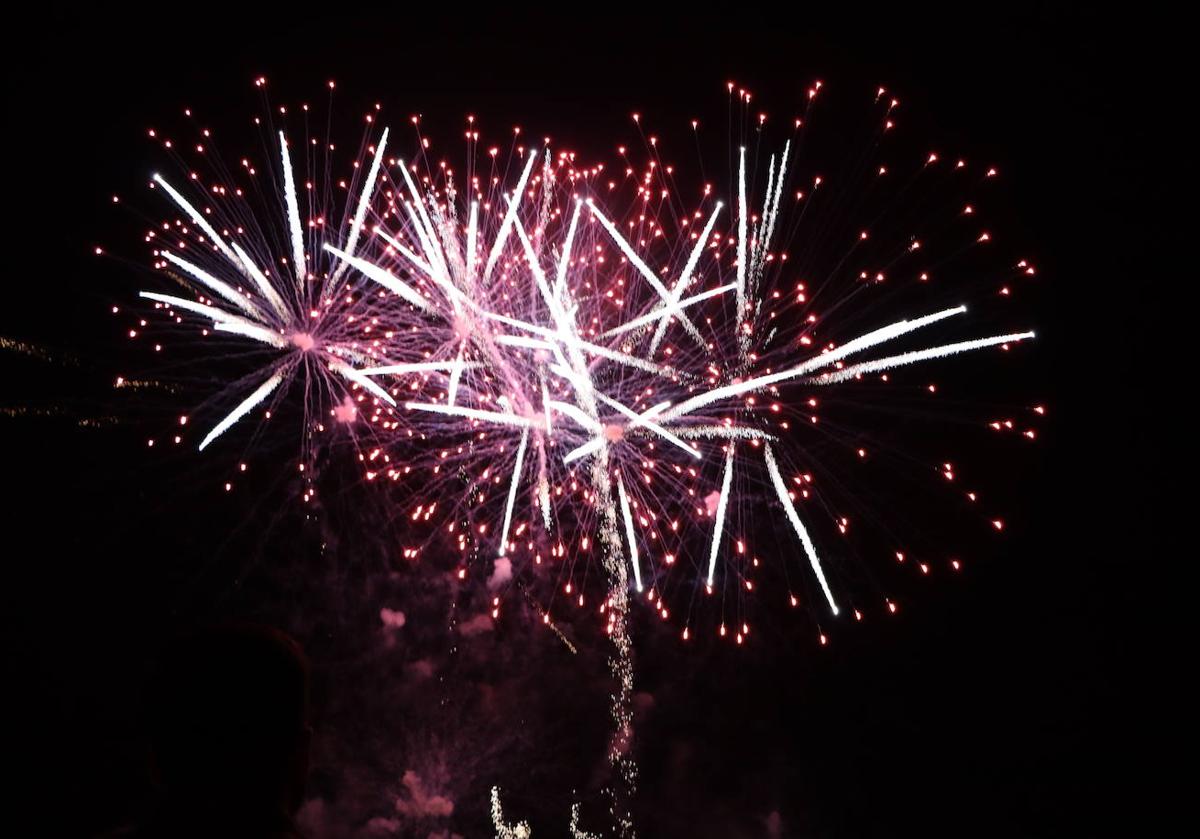 Una noche dedicada a la fiesta, a la divesión y al buen rollo en la que imperan la luz, la música, el color pero también una noche para quemar todo lo malo