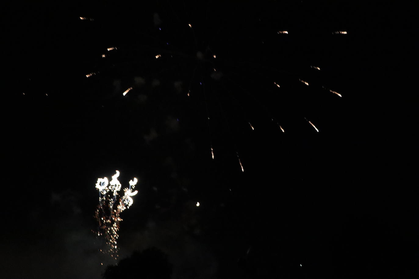 La pólvora ilumina la leonesa noche de San Juan