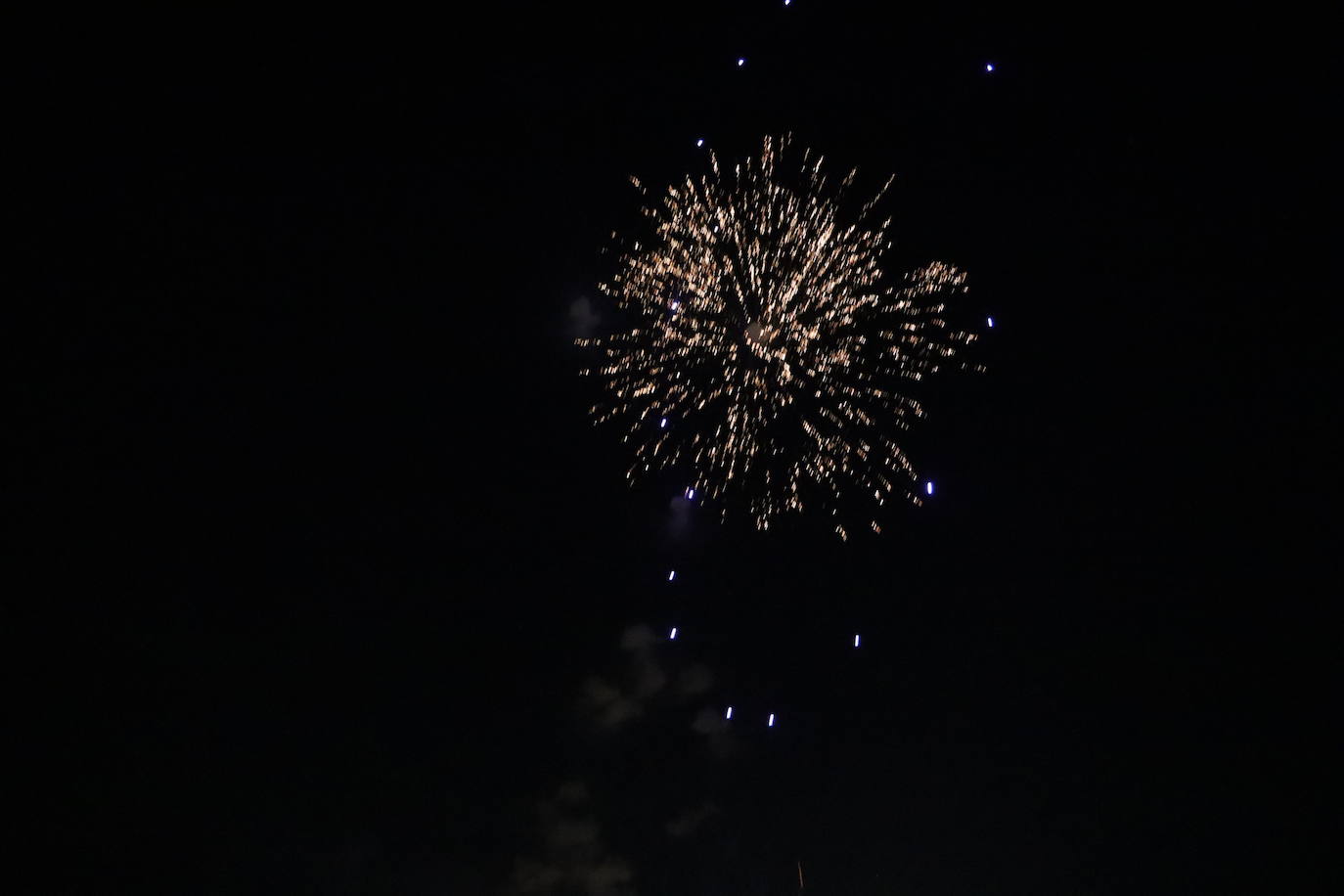 La pólvora ilumina la leonesa noche de San Juan