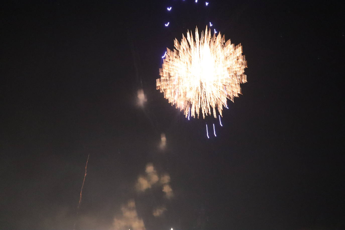 La pólvora ilumina la leonesa noche de San Juan