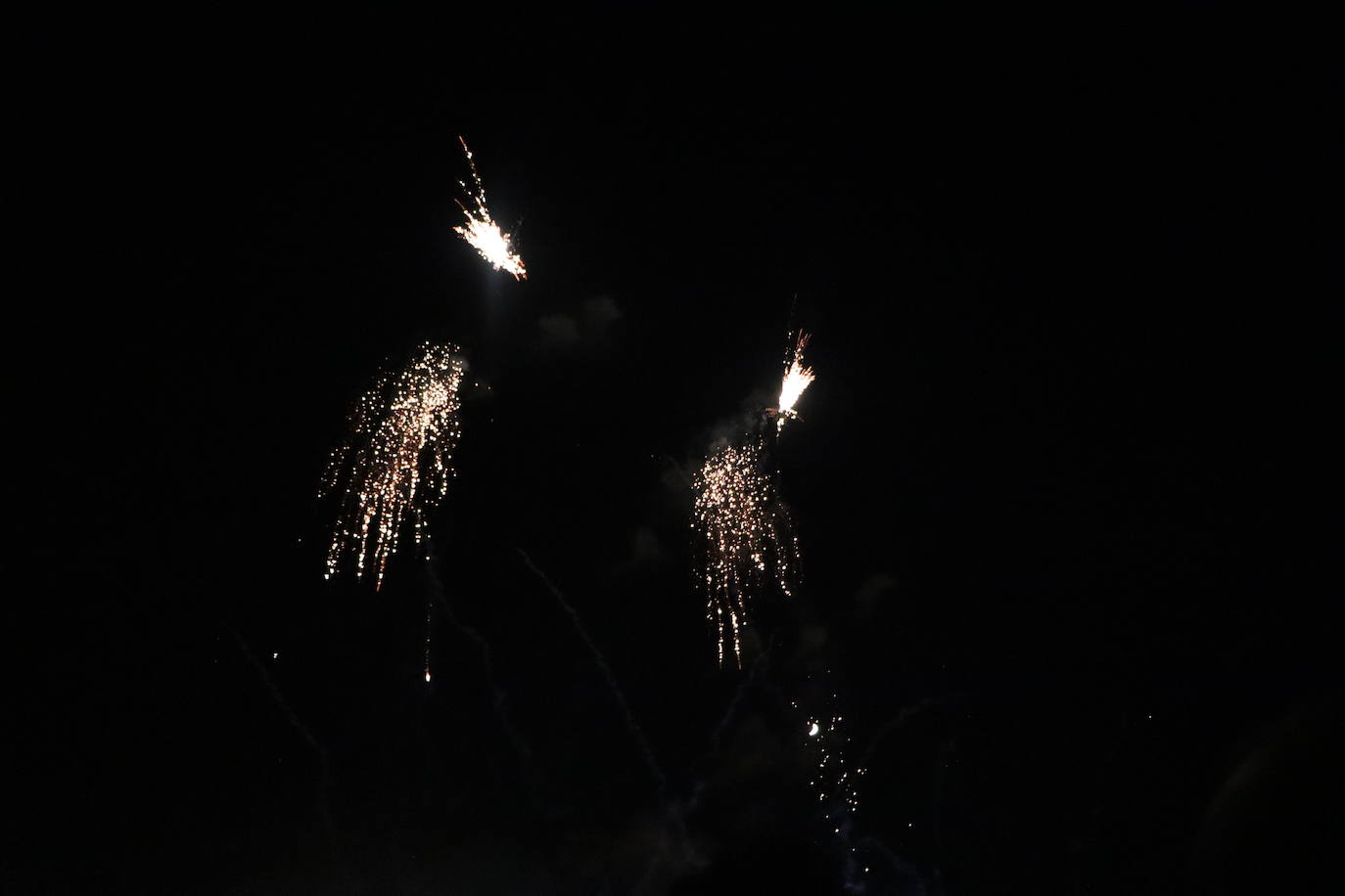 La pólvora ilumina la leonesa noche de San Juan