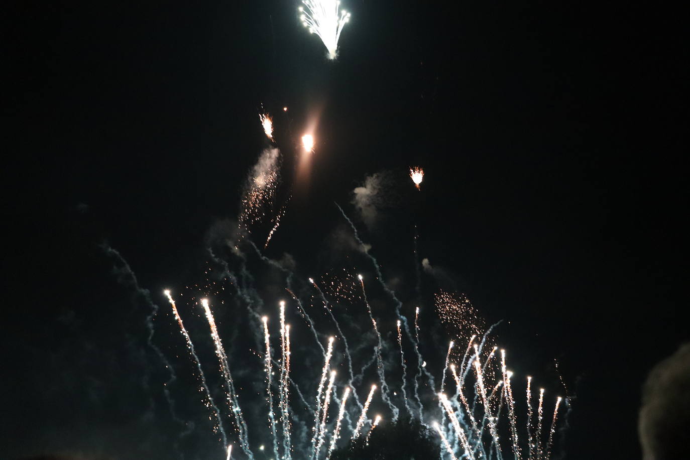 La pólvora ilumina la leonesa noche de San Juan