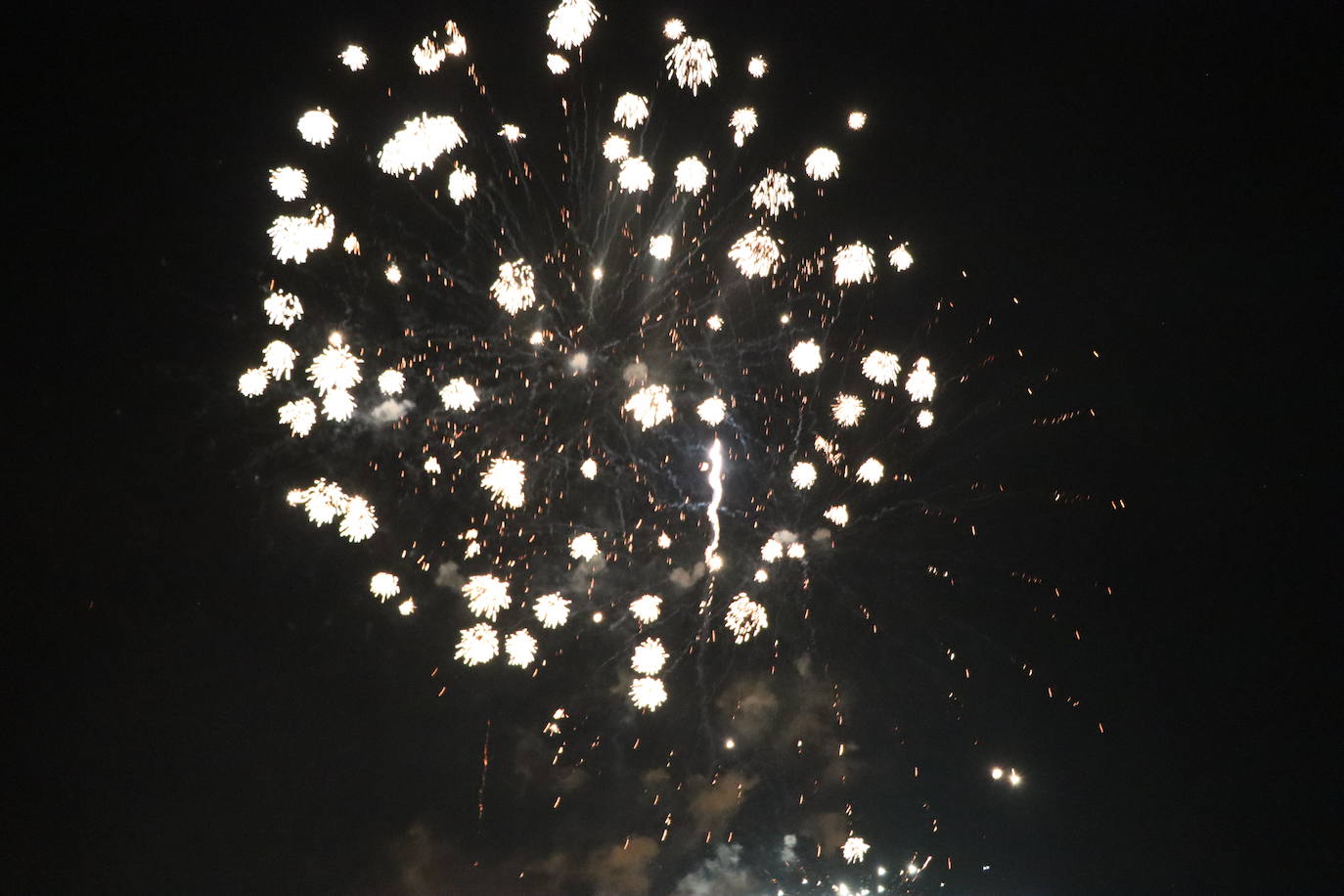 La pólvora ilumina la leonesa noche de San Juan