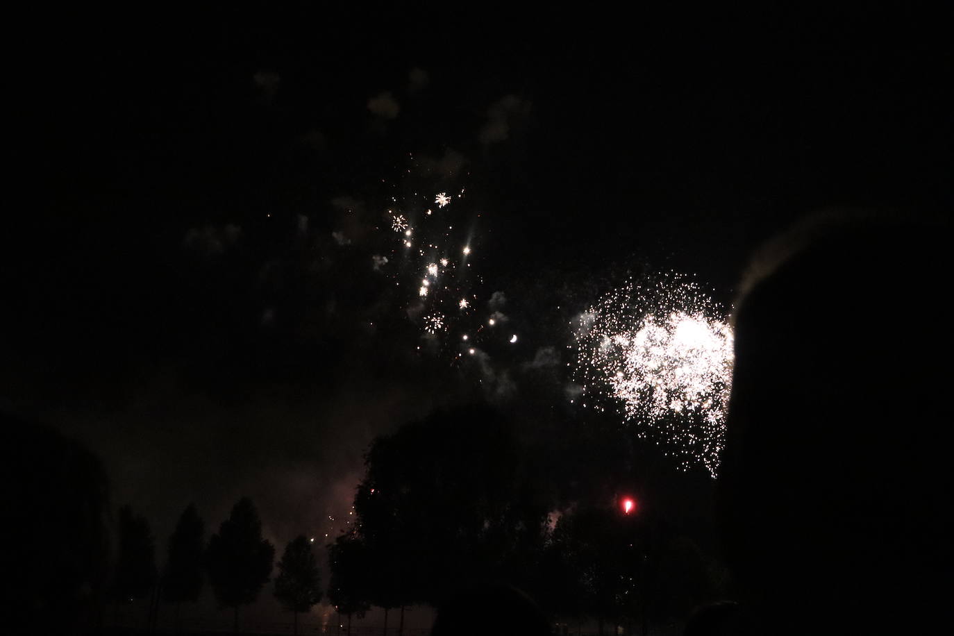 La pólvora ilumina la leonesa noche de San Juan