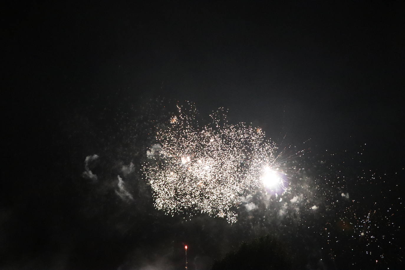 La pólvora ilumina la leonesa noche de San Juan