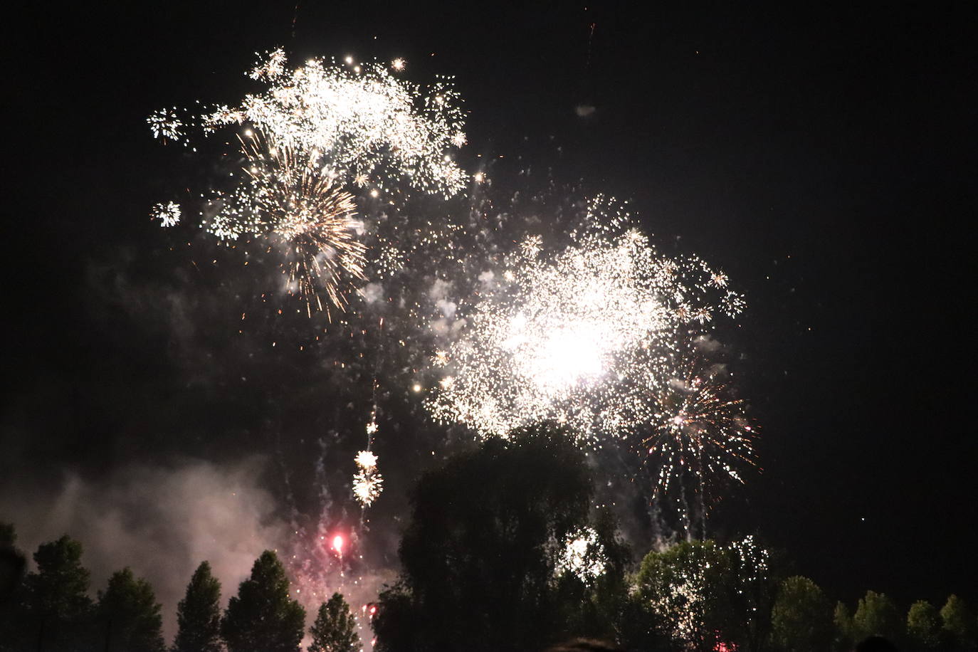 La pólvora ilumina la leonesa noche de San Juan