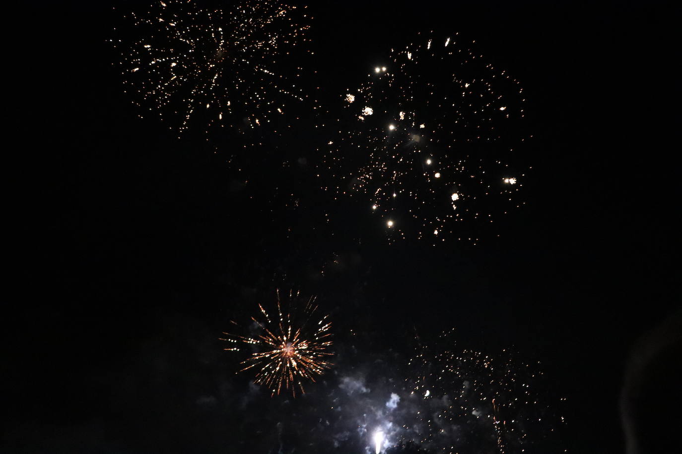 La pólvora ilumina la leonesa noche de San Juan