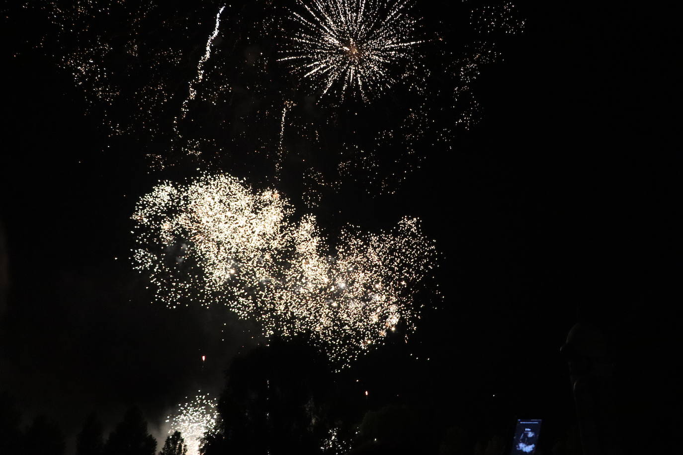 La pólvora ilumina la leonesa noche de San Juan