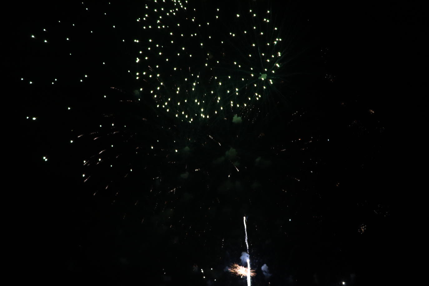 La pólvora ilumina la leonesa noche de San Juan