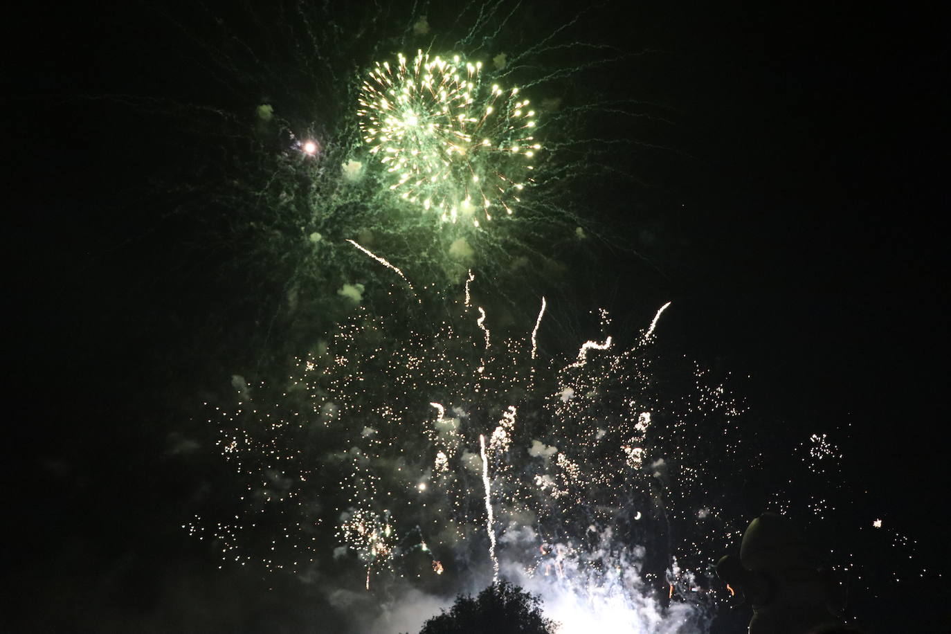 La pólvora ilumina la leonesa noche de San Juan