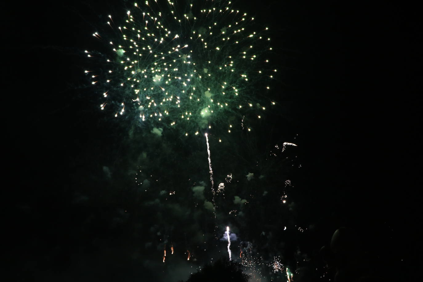 La pólvora ilumina la leonesa noche de San Juan