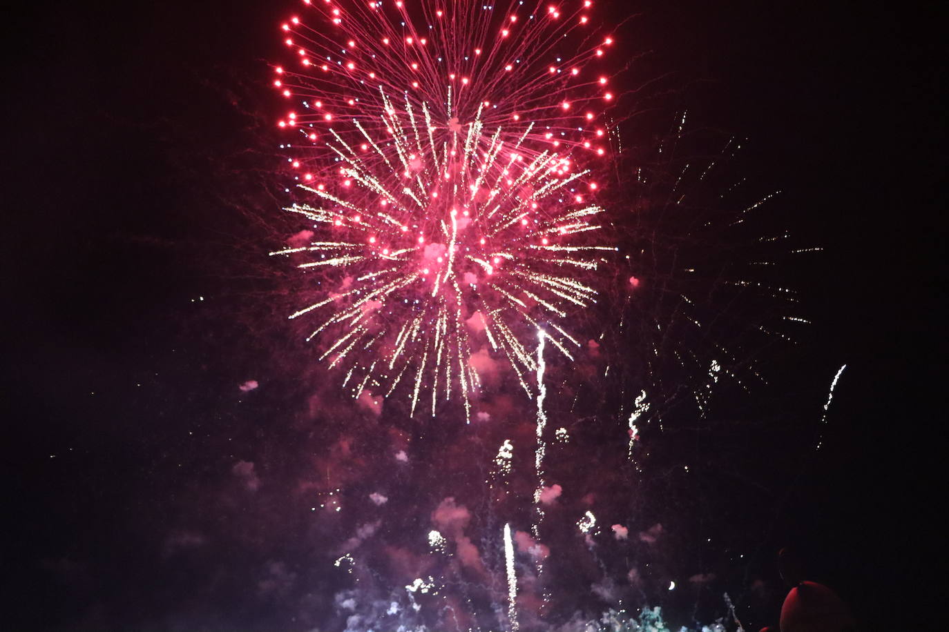 La pólvora ilumina la leonesa noche de San Juan