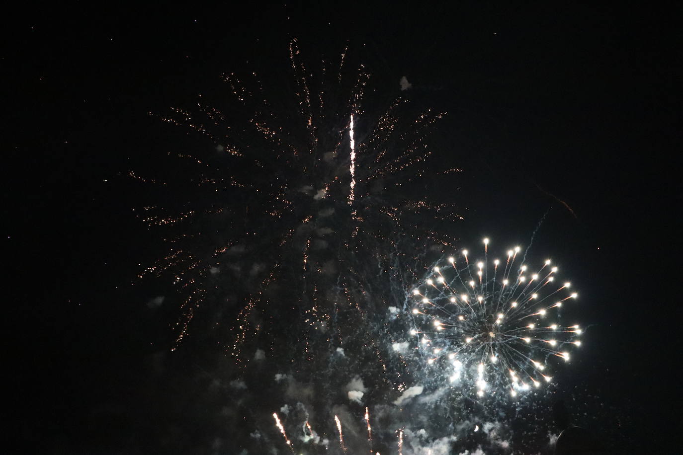 La pólvora ilumina la leonesa noche de San Juan