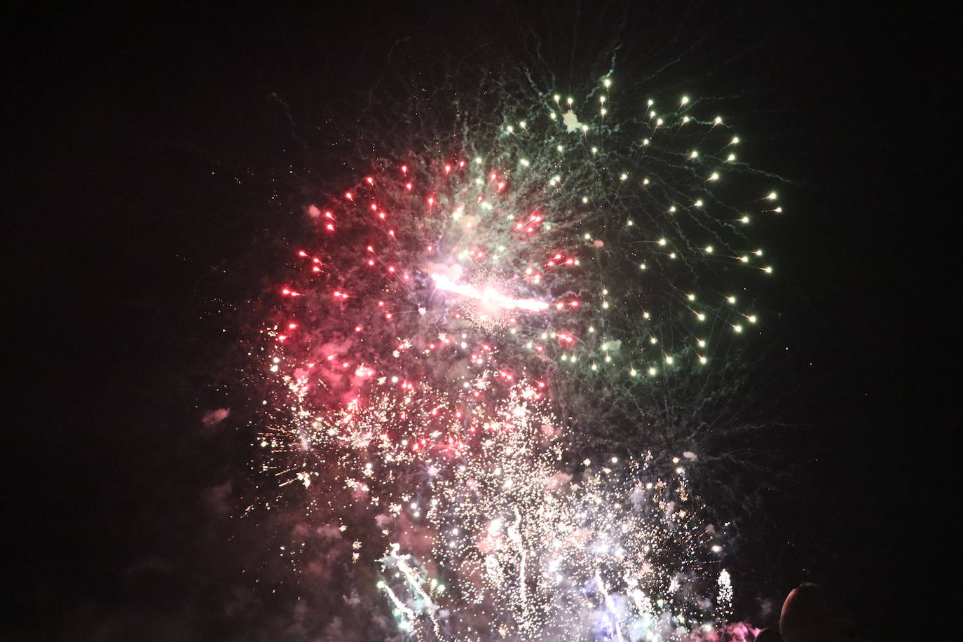 La pólvora ilumina la leonesa noche de San Juan