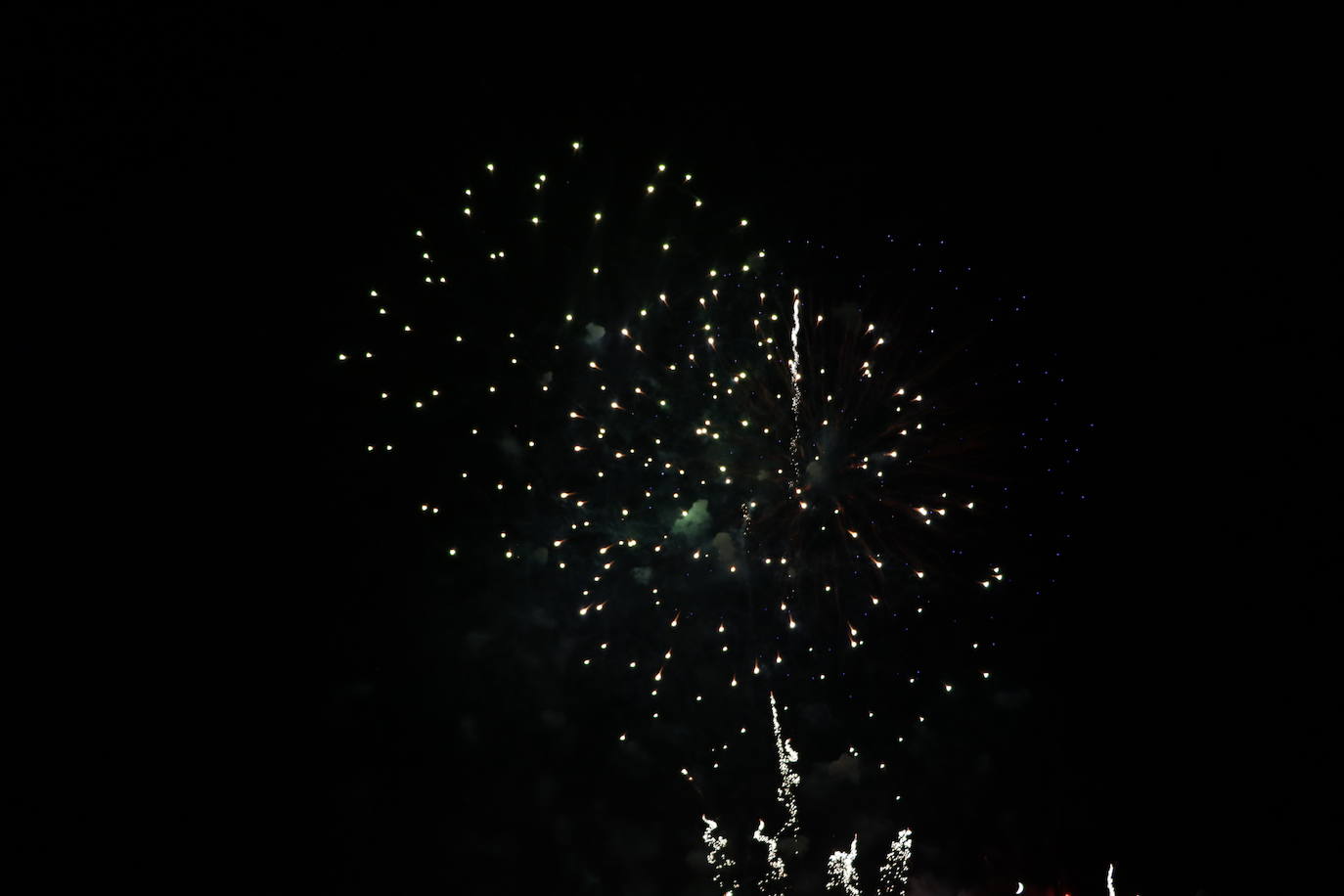 La pólvora ilumina la leonesa noche de San Juan