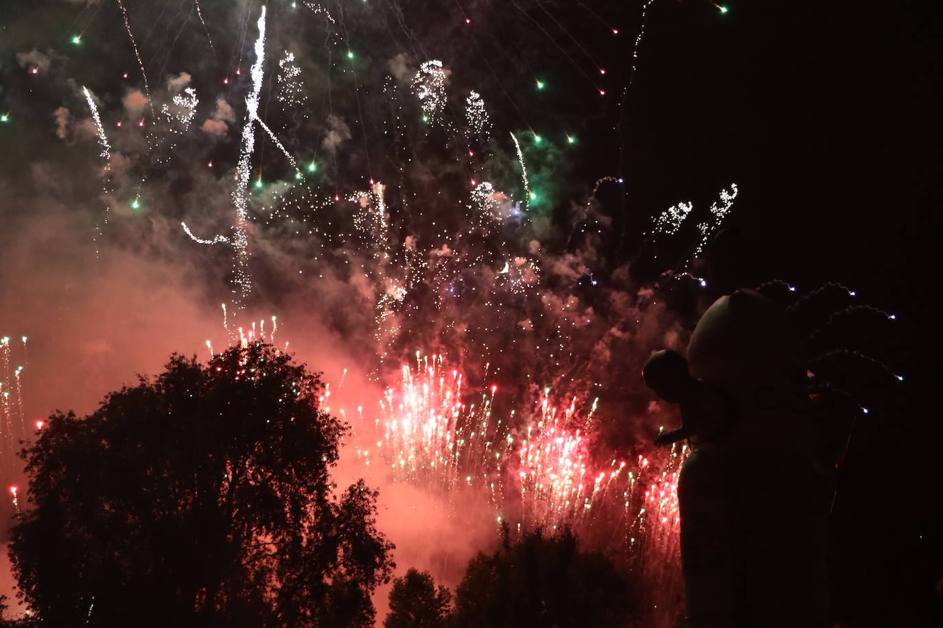 La pólvora ilumina la leonesa noche de San Juan