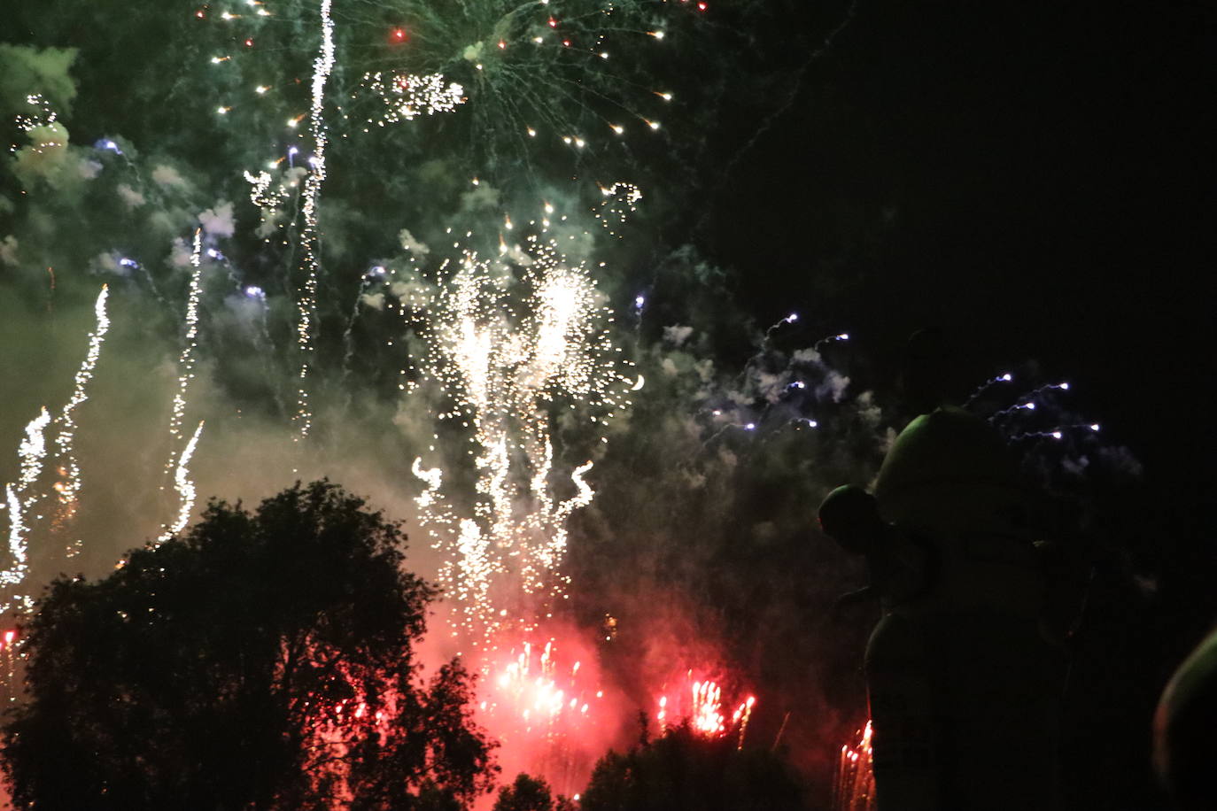 La pólvora ilumina la leonesa noche de San Juan