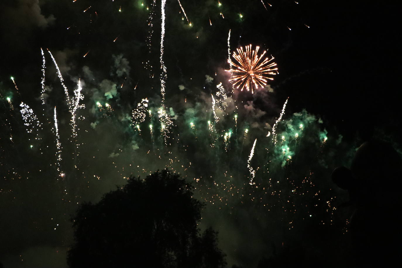 La pólvora ilumina la leonesa noche de San Juan