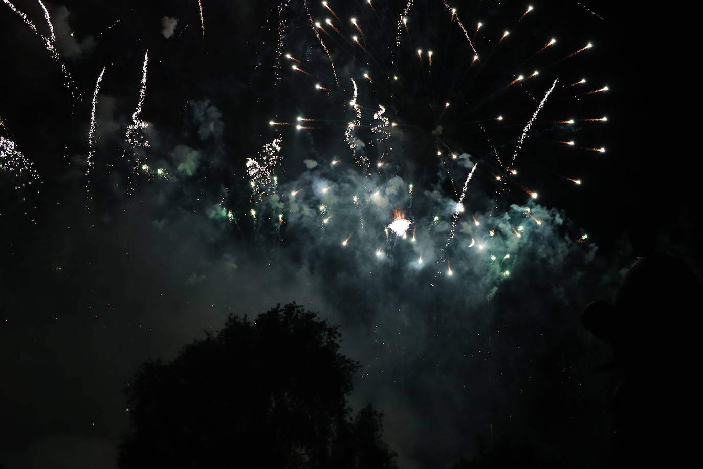 La pólvora ilumina la leonesa noche de San Juan