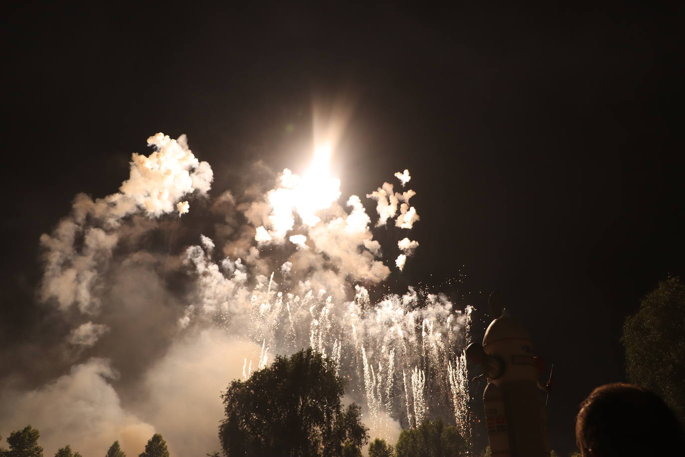 La pólvora ilumina la leonesa noche de San Juan