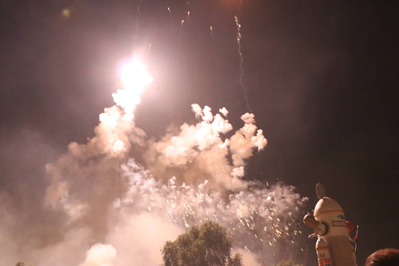 La pólvora ilumina la leonesa noche de San Juan