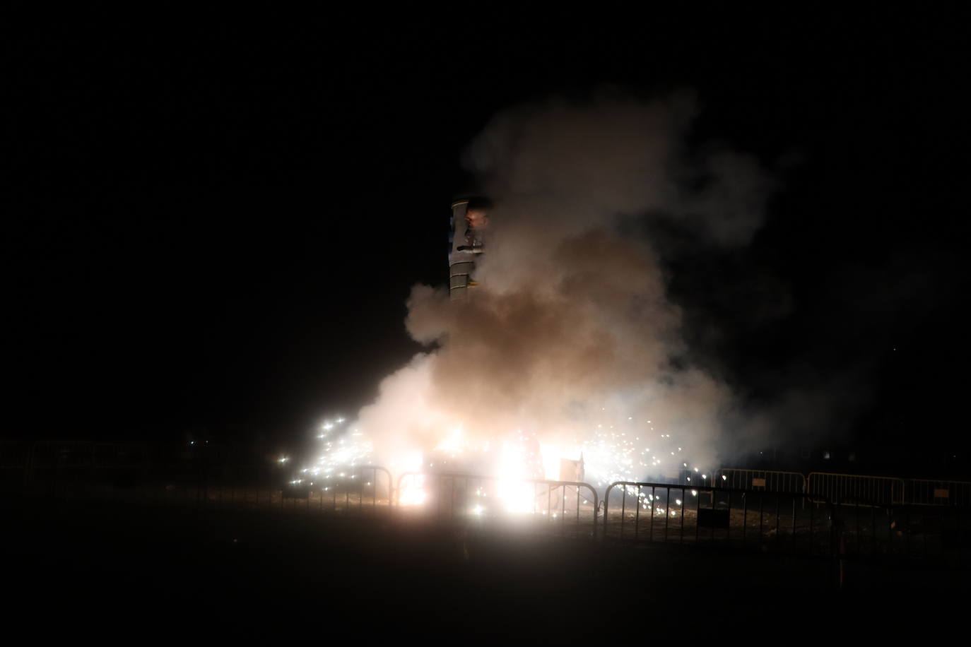 Arde la hoguera de San Juan en León