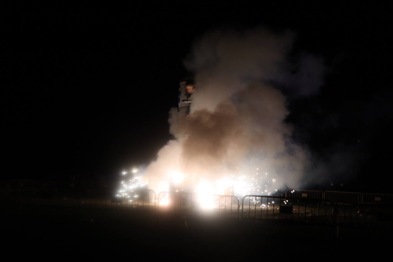 Arde la hoguera de San Juan en León