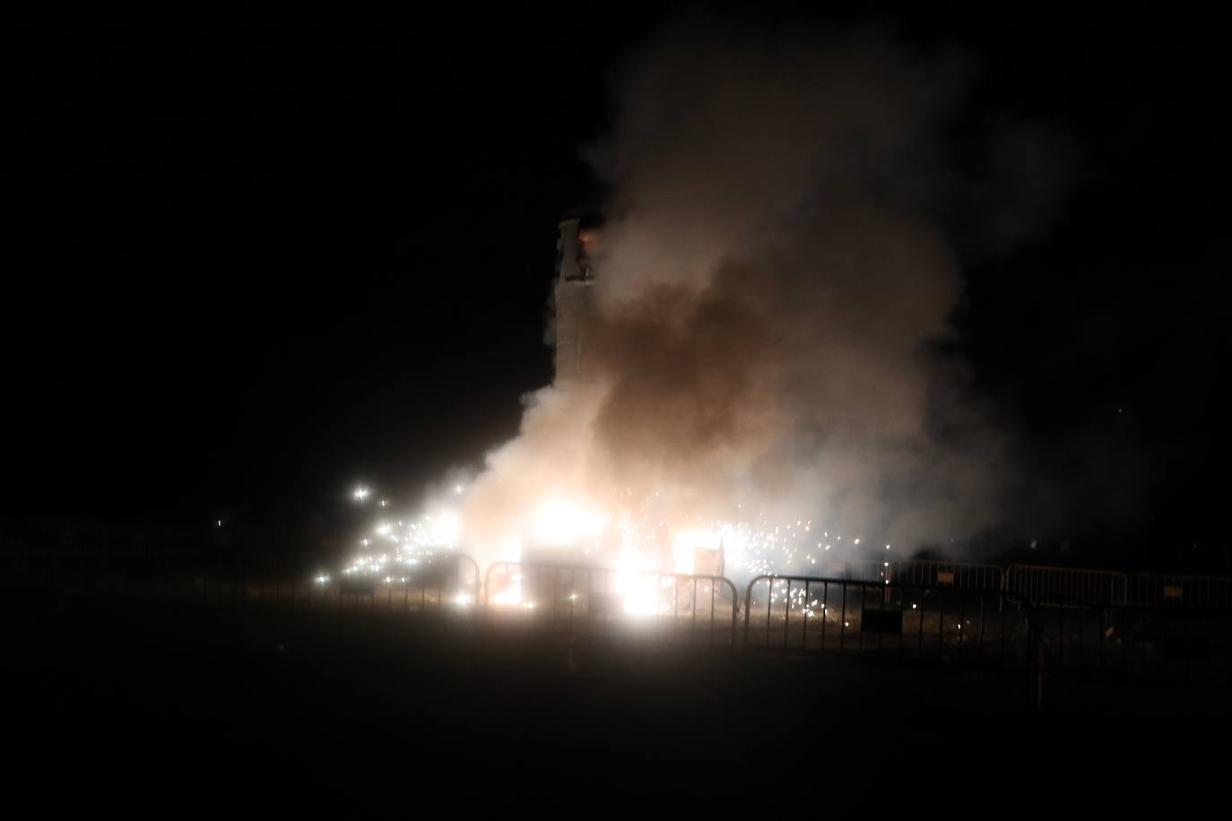 Arde la hoguera de San Juan en León