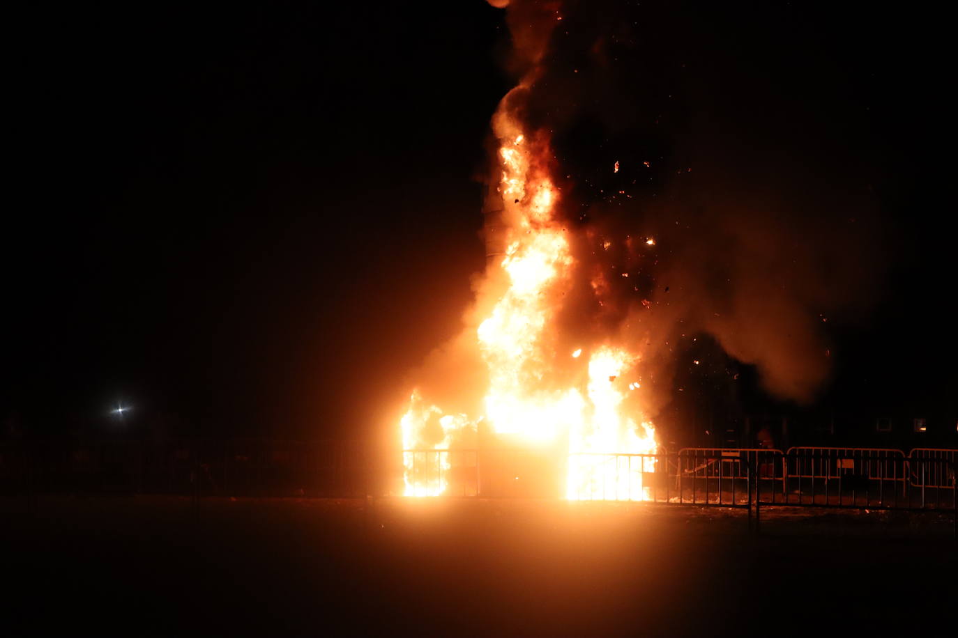 Arde la hoguera de San Juan en León