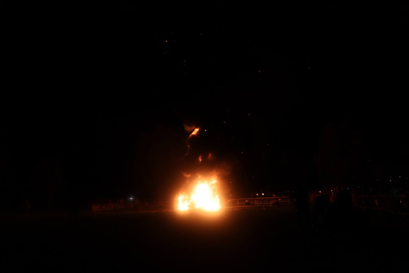 Arde la hoguera de San Juan en León