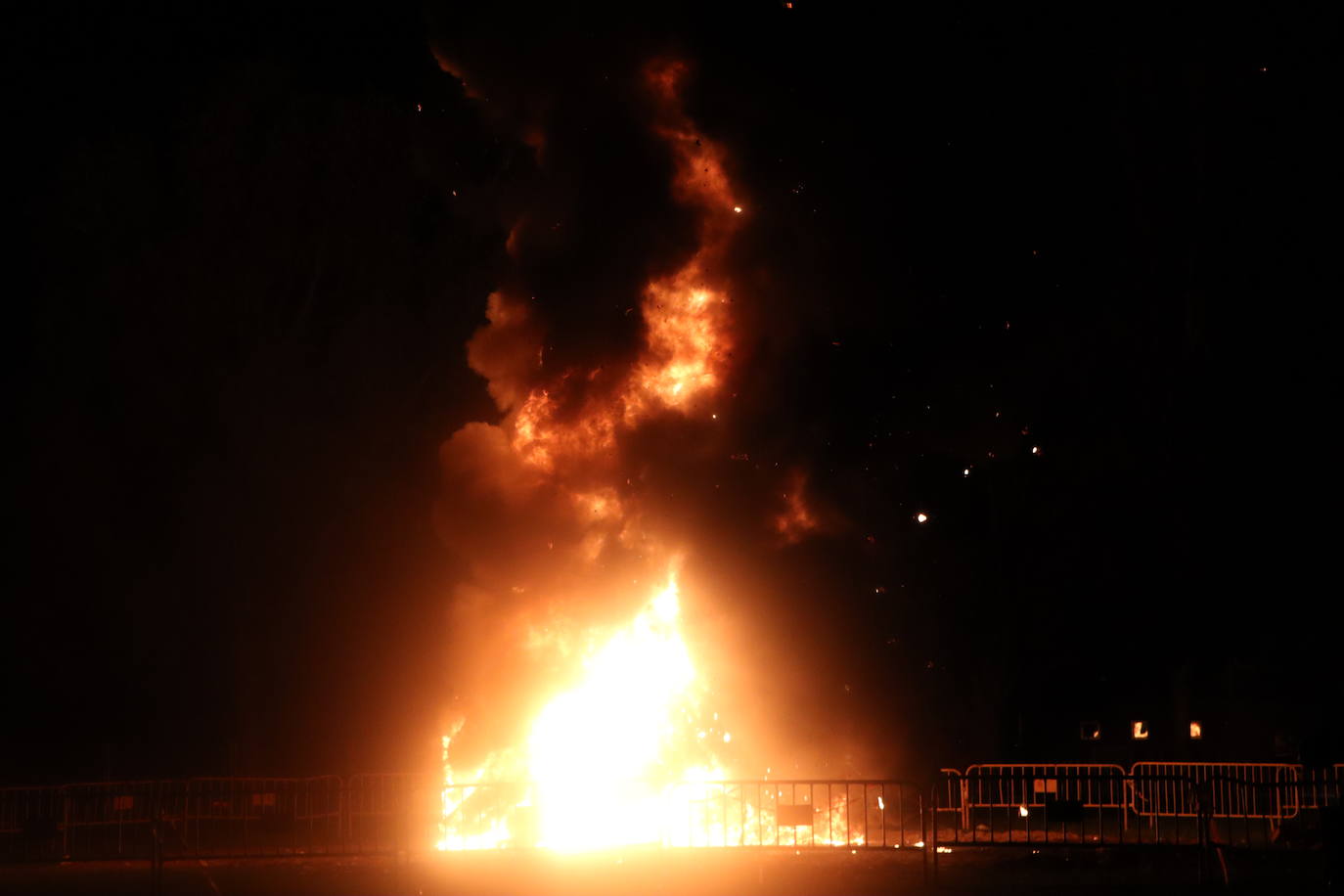 Arde la hoguera de San Juan en León