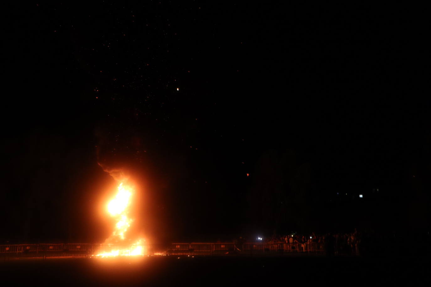 Arde la hoguera de San Juan en León