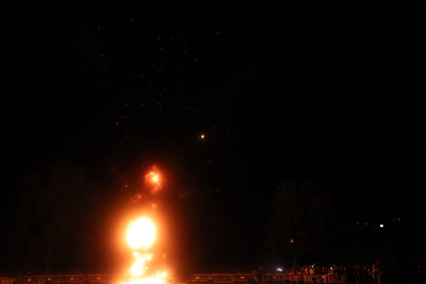 Arde la hoguera de San Juan en León